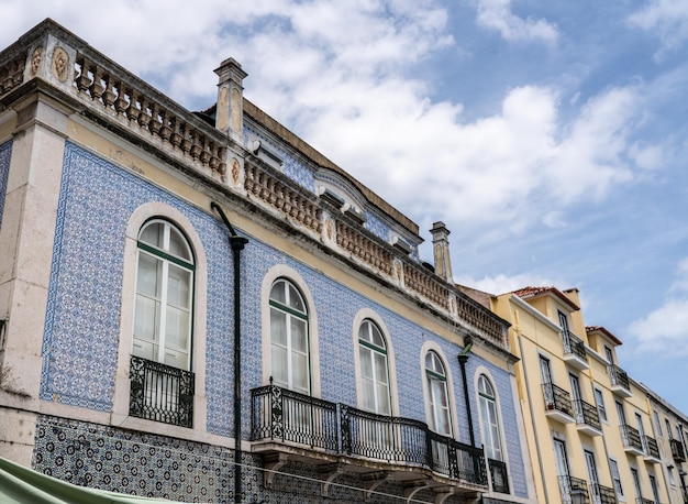 Piastrelle decorative in ceramica su una grande casa con balconi nel quartiere Alfama di Lisbona Portogallo
