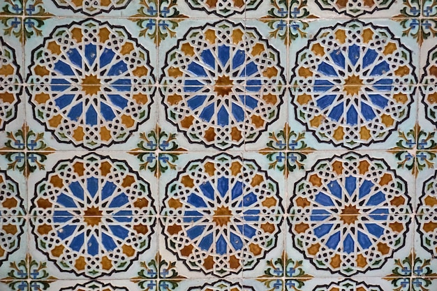 Piastrelle in ceramica moresca nelle pareti di un palazzo. Sevilla, Andalusia, Spagna.