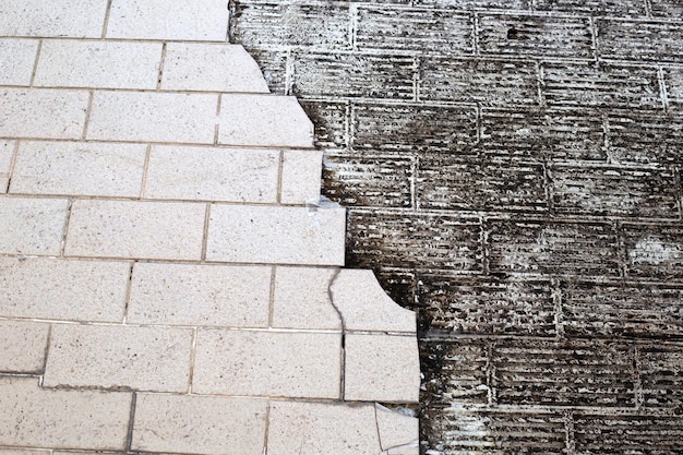 Piastrelle marroni incrinate sul pavimento di cemento