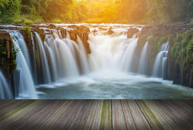 Piattaforma accanto al lago, foreste pluviali tropicali in Thailandia