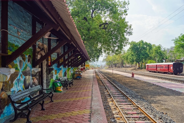 Piattaforma alla stazione ferroviaria del villaggio di montagna Kalakund Madhya Pradesh villaggio indiano