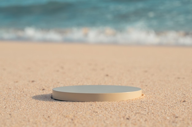 Piattaforma beige sulla spiaggia per il prodotto in piedi sullo sfondo dell'oceano