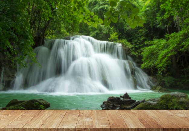 Piattaforma di legno accanto alla cascata