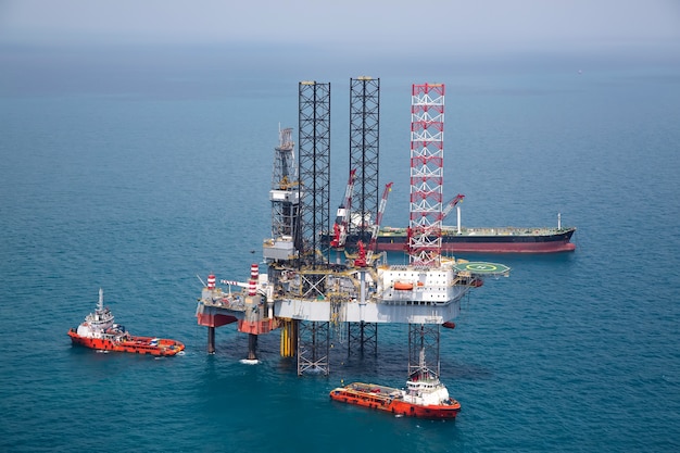 Piattaforma di piattaforma petrolifera offshore nel golfo dalla vista aerea.