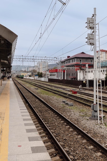 Piattaforma ferroviaria vuota e strade di accesso alla stazione ferroviaria