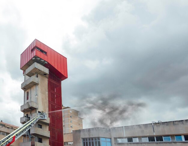 Piattaforma utilizzata dai vigili del fuoco per salvare in un incendio versando acqua in un incendio da un cestino