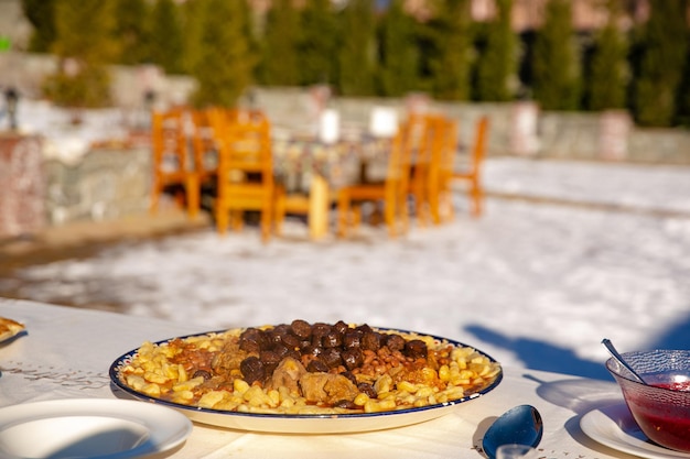 Piatti caldi deliziosi gnocchi con carne e fagioli