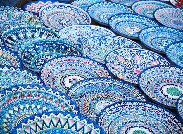 Piatti ceramici decorativi con l&#39;ornamento tradizionale dell&#39;Uzbekistan sul mercato di strada di Buchara. Uzbekistan, Asia centrale, via della seta