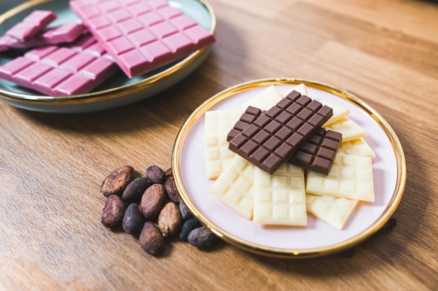 Piatti con barrette di cioccolato fatte a mano concept di caramelle premium rubino cioccolata scura e bianca e