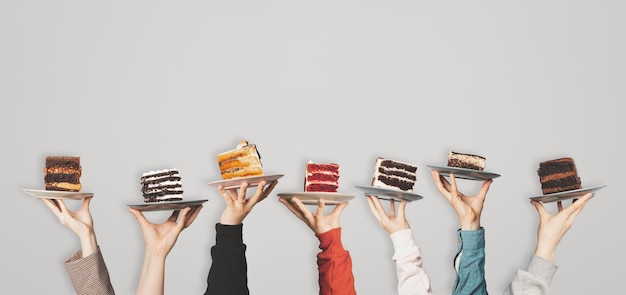 Piatti con sette diversi dolci mani che tengono i piatti in cima Degustazione di dessert selezione concetto gastronomico per menu o pubblicità