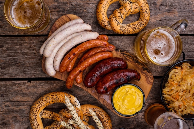 Piatti dell'Oktoberfest con pretzel alla birra e salsiccia