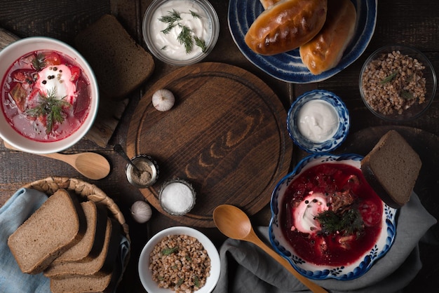 Piatti della cucina tradizionale russa sulla vista dall'alto del tavolo in legno