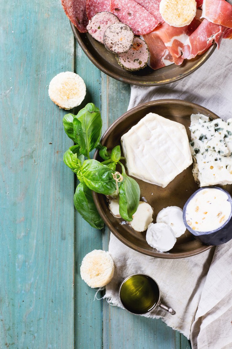 Piatti di formaggio e salsiccia