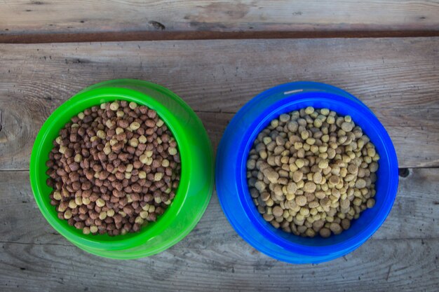 Piatti pieni di pellet cibo bilanciato per cani