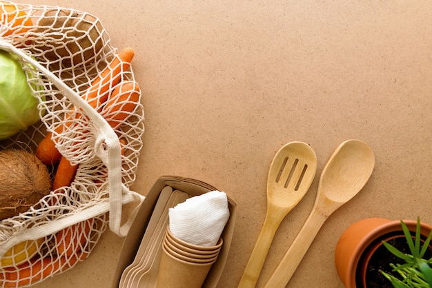 Piatti senza gettare prodotti di scarto, stile di vita naturale in cucina. Shopping bag riutilizzabile, culinaria in legno