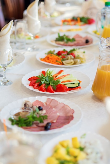 Piatti splendidamente decorati su un tavolo in un ristorante