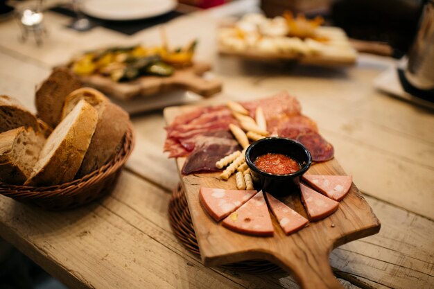 Piatti sul tavolo con il cibo