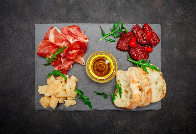 Piatti tradizionali italiani - prosciutto crudo o jamon, parmigiano, pomodori