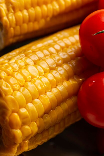 piatti vegetariani a base di pomodori e mais per la preparazione di cibi sani