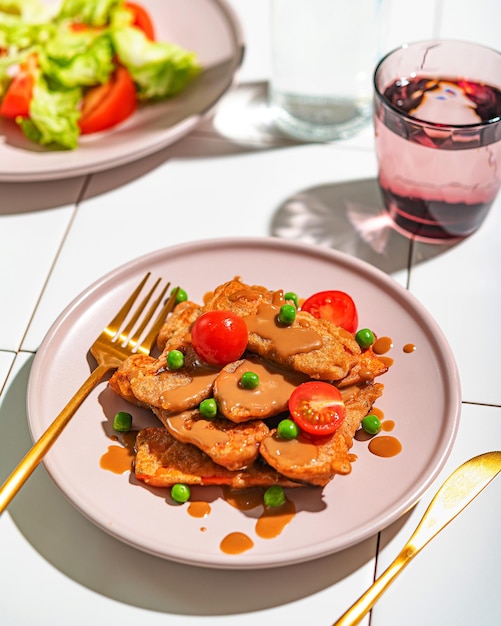 Piatti vegetariani sani cotolette di carote con piselli