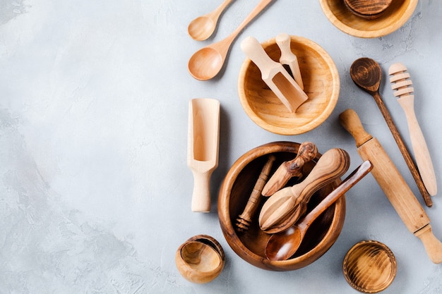 Piatti vuoti in legno per cucinare su una superficie di cemento grigio. Lay piatto.