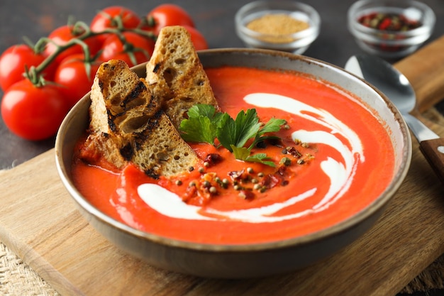 Piatto a base di pomodori gustosa zuppa di pomodoro