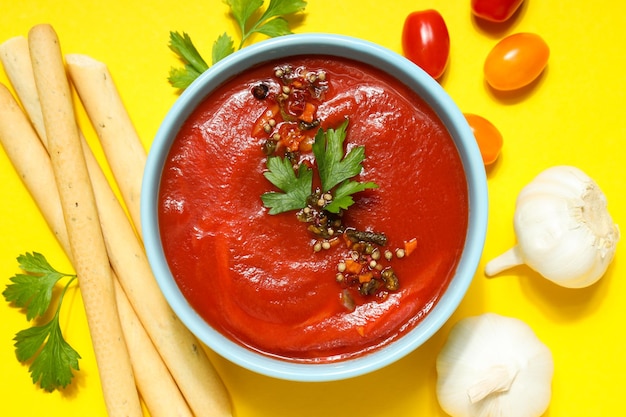 Piatto a base di pomodori gustosa zuppa di pomodoro