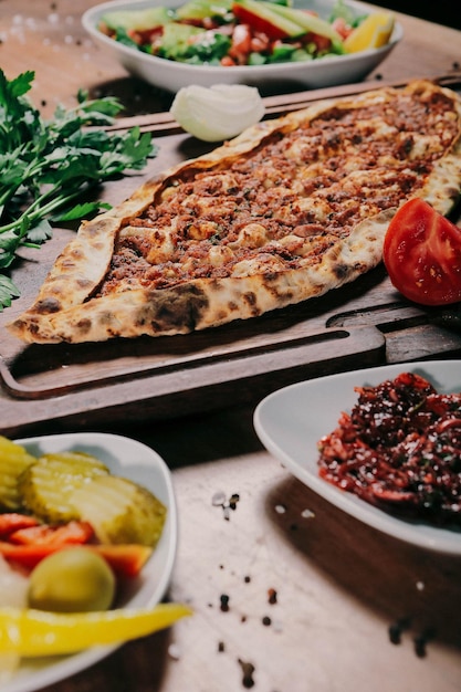 Piatto al forno turco tradizionale pide Pizza turca pide Antipasti mediorientali Cucina turca