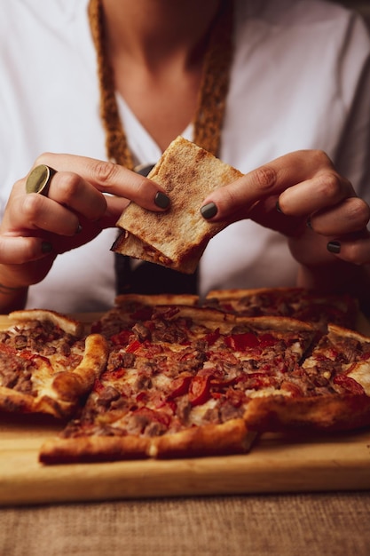 Piatto al forno turco tradizionale pide Pizza turca pide Antipasti mediorientali Cucina turca