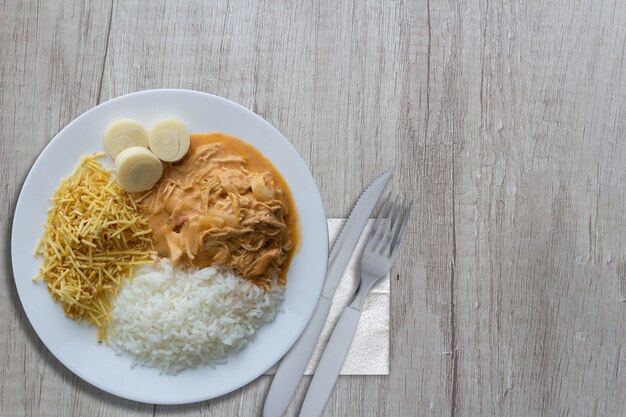 Piatto alla Stroganoff con riso cuore di palma e bastoncini di patate