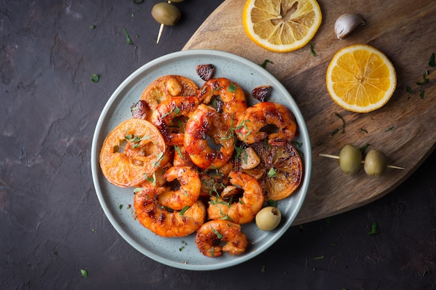 Piatto aromatico con gamberi fritti erbe e limone