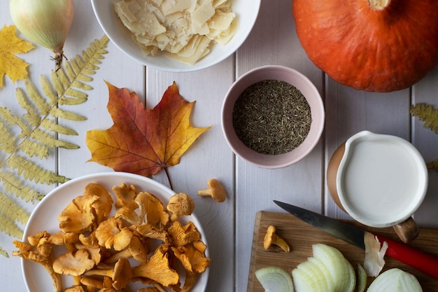 Piatto autunnale con ingredienti per zuppa di finferli finlandesi