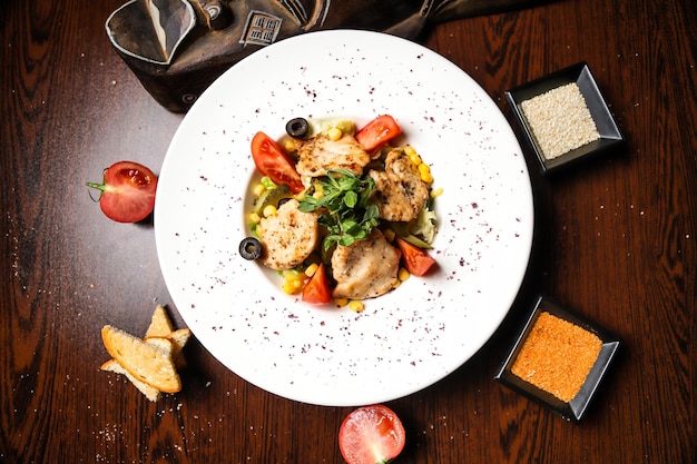 Piatto bianco con carne e verdure un pasto delizioso ed equilibrato