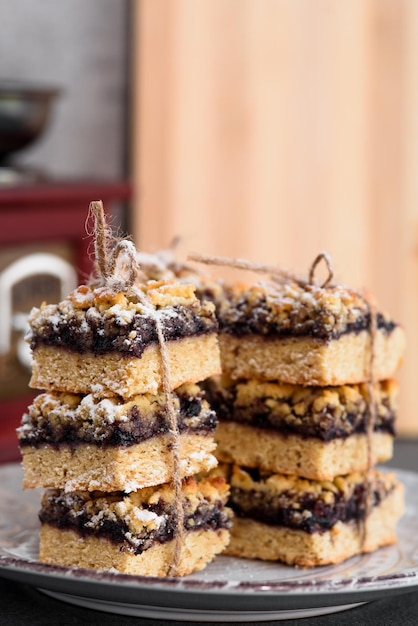 Piatto bianco con fondo isolato della marmellata di biscotti