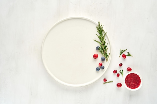 Piatto bianco decorato con frutti di bosco vista dall'alto, piatto laici