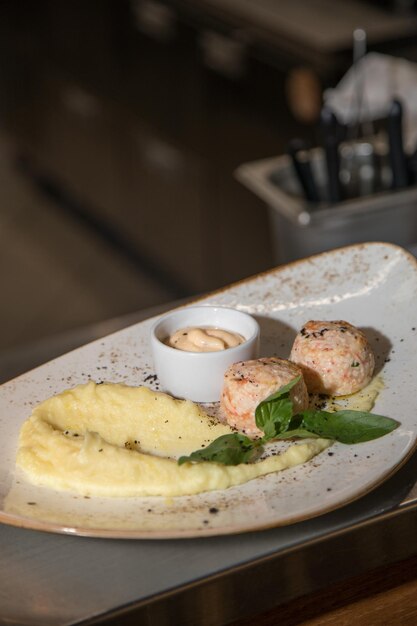 Piatto bianco e torta e foglie di menta isolate Occasioni Frittelle di mirtilli