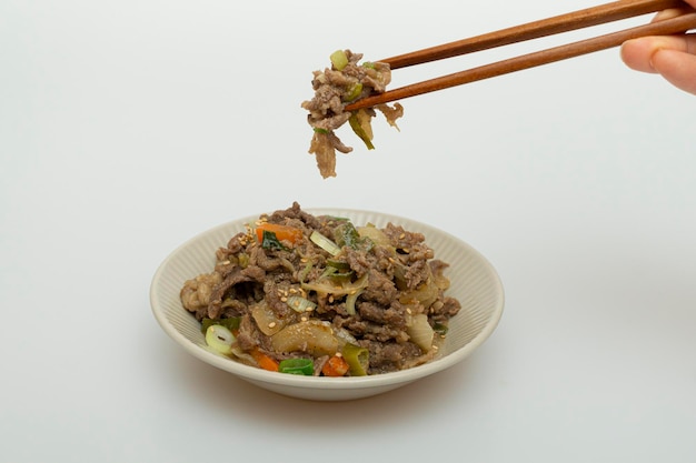 Piatto bulgogi dall'aspetto delizioso servito in una ciotola