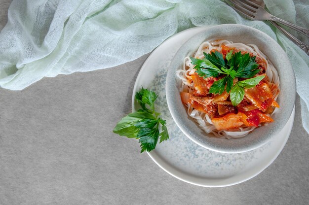 Piatto caldo uiguro servito con erbe e spezie