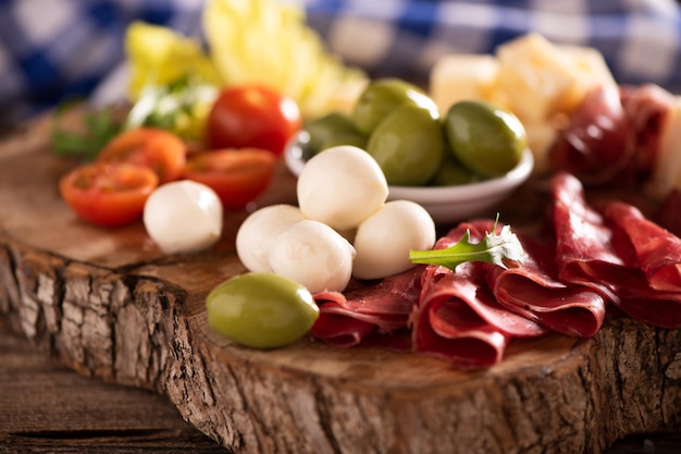 Piatto catering di antipasti con olive, jerky, salame e formaggio da vicino