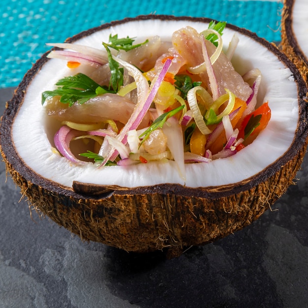 Piatto Ceviche - Antipasto di pesce fresco marinato agli agrumi con frutti tropicali servito in Coconut Bowls.