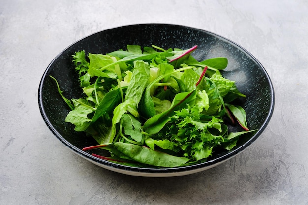 Piatto con assortimento di foglie di insalata fresca