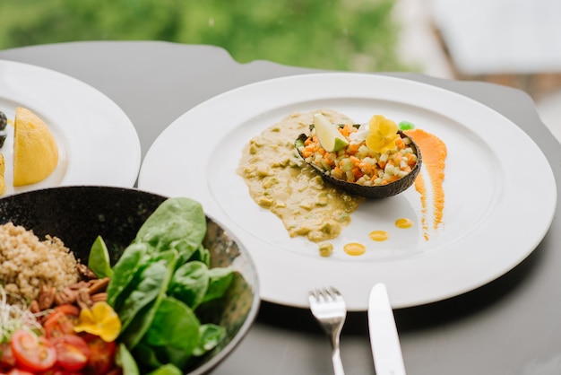 Piatto con avocado e wegetables tritati con salsa. Menù disintossicante