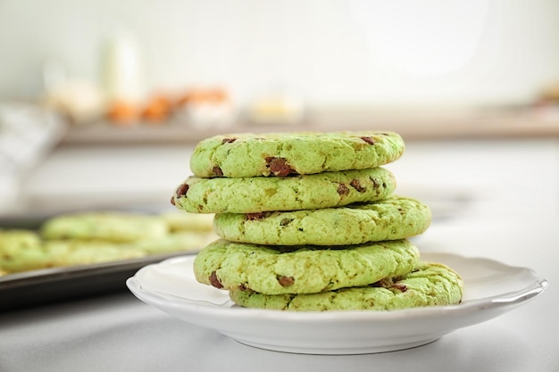 Piatto con biscotti al cioccolato alla menta fresca sul tavolo