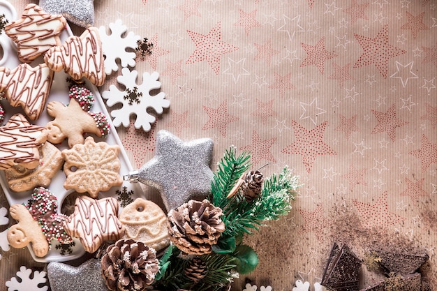 Piatto con biscotti di Natale gocce di cioccolato e decorazione natalizia dolce da condividere con la famiglia e