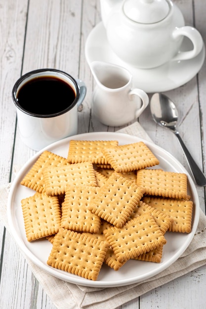 Piatto con biscotto di amido di mais sul tavolo