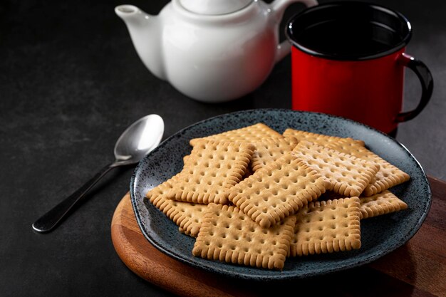 Piatto con biscotto di amido di mais sul tavolo