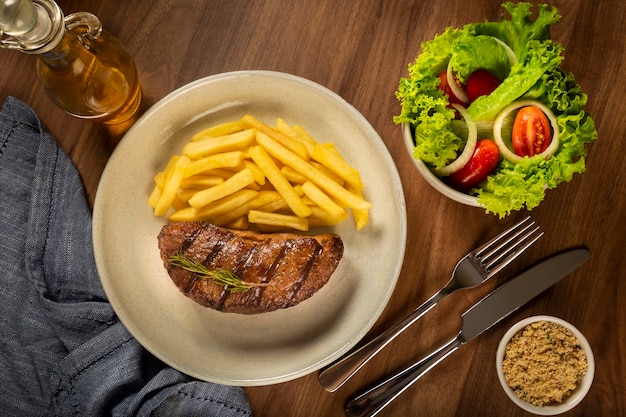 Piatto con bistecca alla griglia e patatine fritte