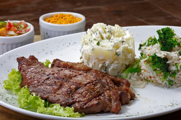 Piatto con bistecca alla griglia riso patate insalata Picanha