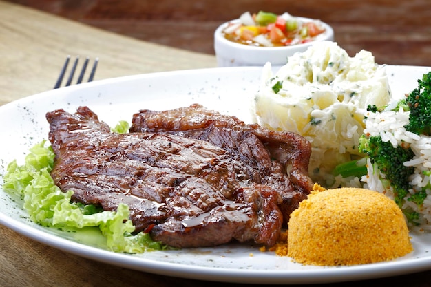 Piatto con bistecca alla griglia riso patate insalata Picanha