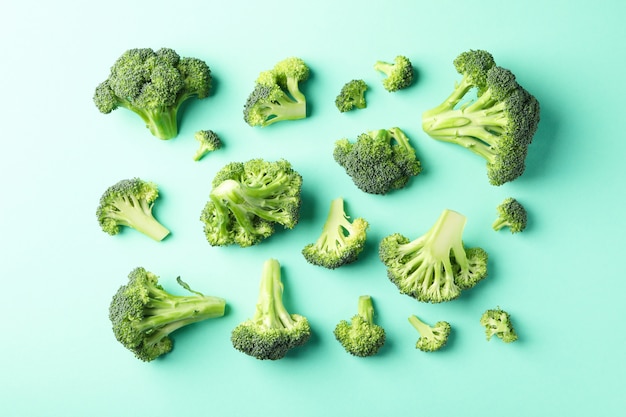 Piatto con broccoli sulla menta, vista dall'alto